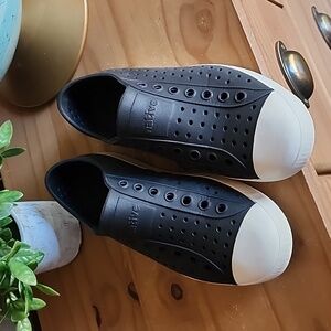 NATIVE Size 7 Jefferson Perforated Shoes